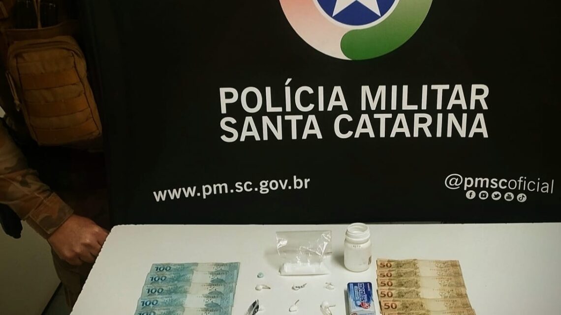Polícia Militar prende dois por tráfico e cumpre mandado de prisão em Xanxerê Polícia Militar prende dois por tráfico e cumpre mandado de prisão em Xanxerê