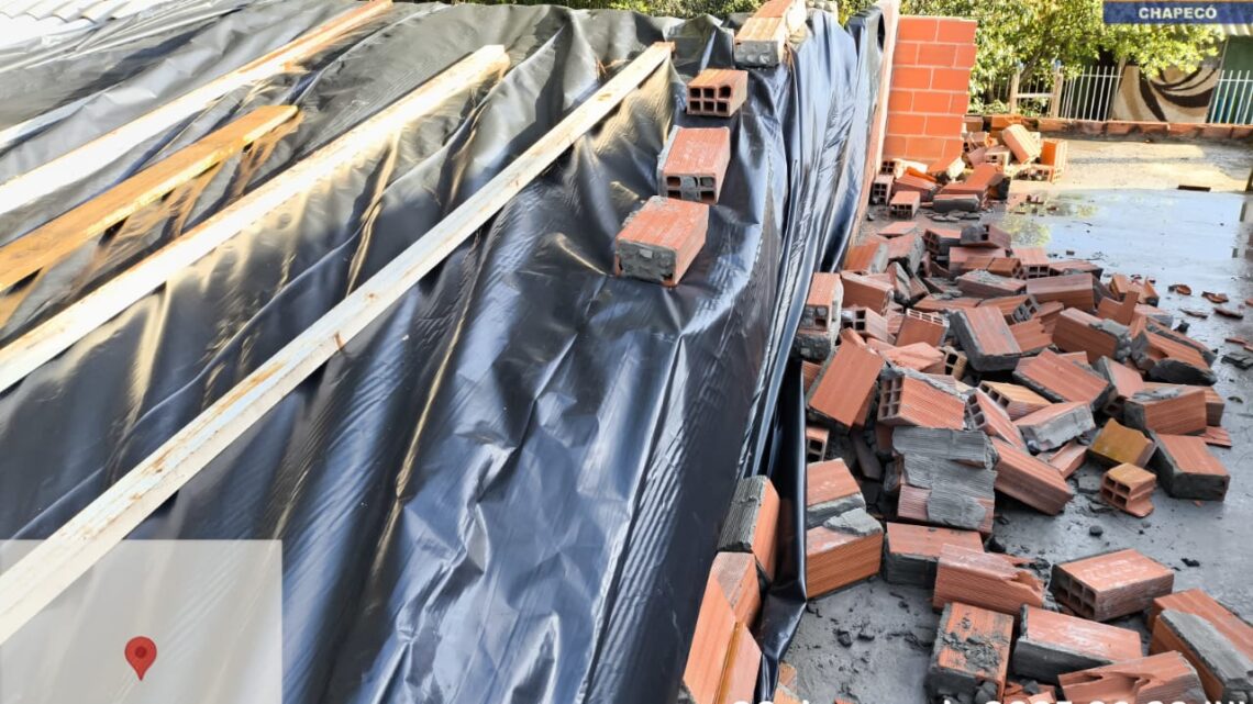 Fortes ventos causam destelhamentos e danos em construções no bairro Progresso em Chapecó