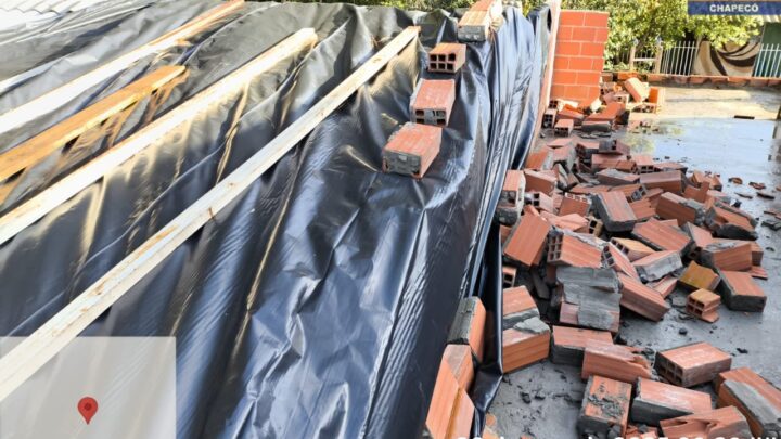 Fortes ventos causam destelhamentos e danos em construções no bairro Progresso em Chapecó