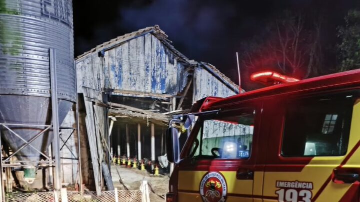 Incêndio atinge aviário durante a madrugada em SC