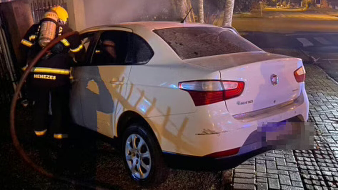 Incêndio atinge carros e intoxica moradores no Oeste de SC Incêndio atinge carros e intoxica moradores no Oeste de SC