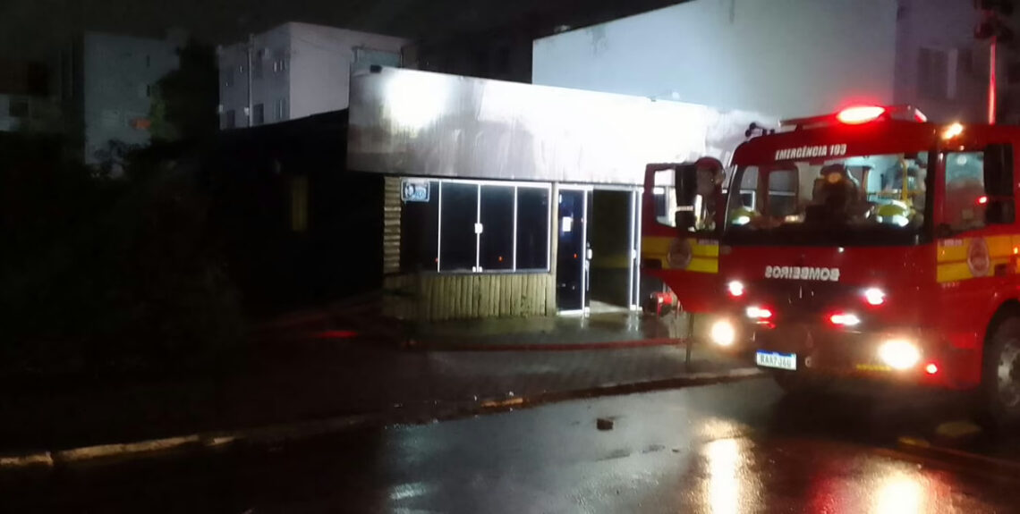 Incêndio quase vira tragédia em estabelecimento comercial no Oeste de SC