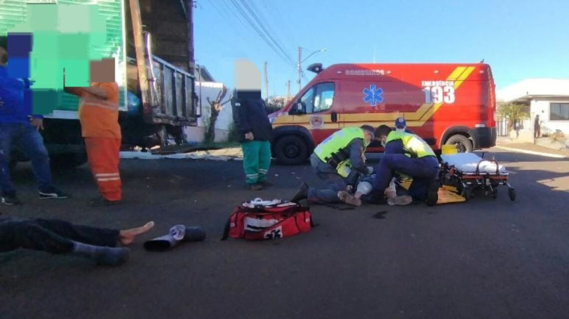 Jovens ficam feridos ao colidir de moto em caminhão no Oeste de SC