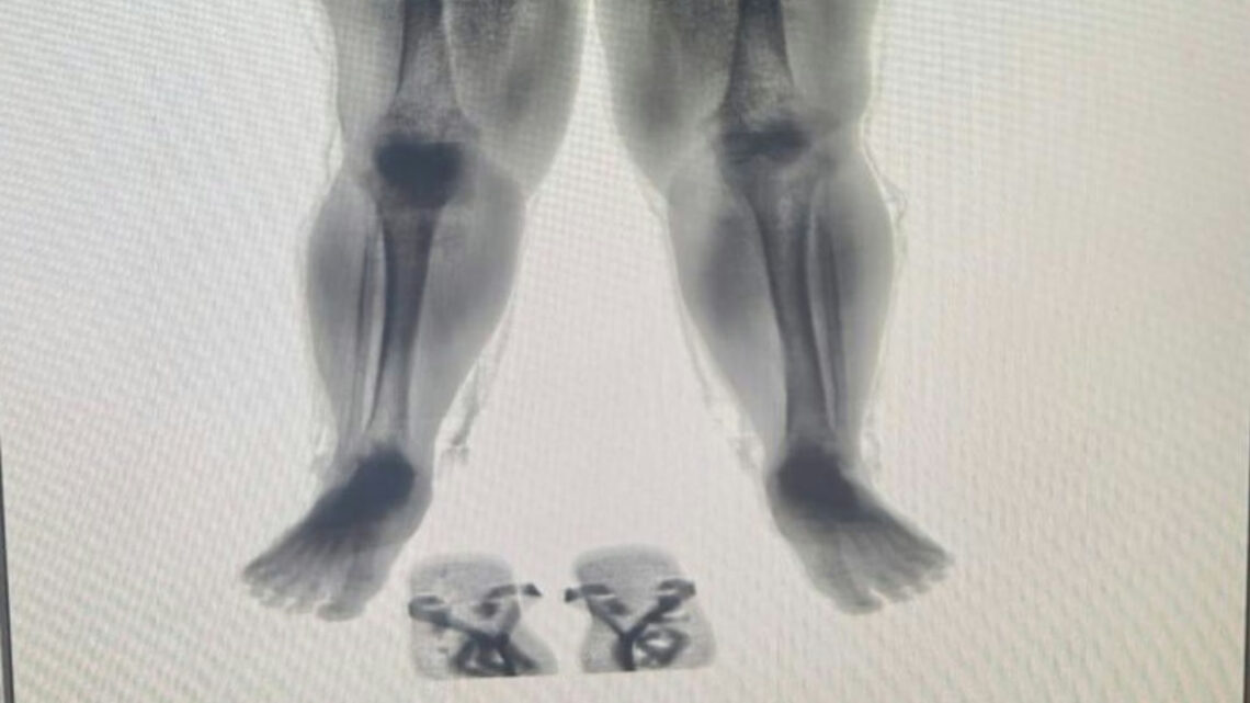 Mãe de detento tenta entrar em presídio com droga escondida no chinelo em SC