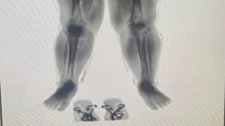 Mãe de detento tenta entrar em presídio com droga escondida no chinelo em SC