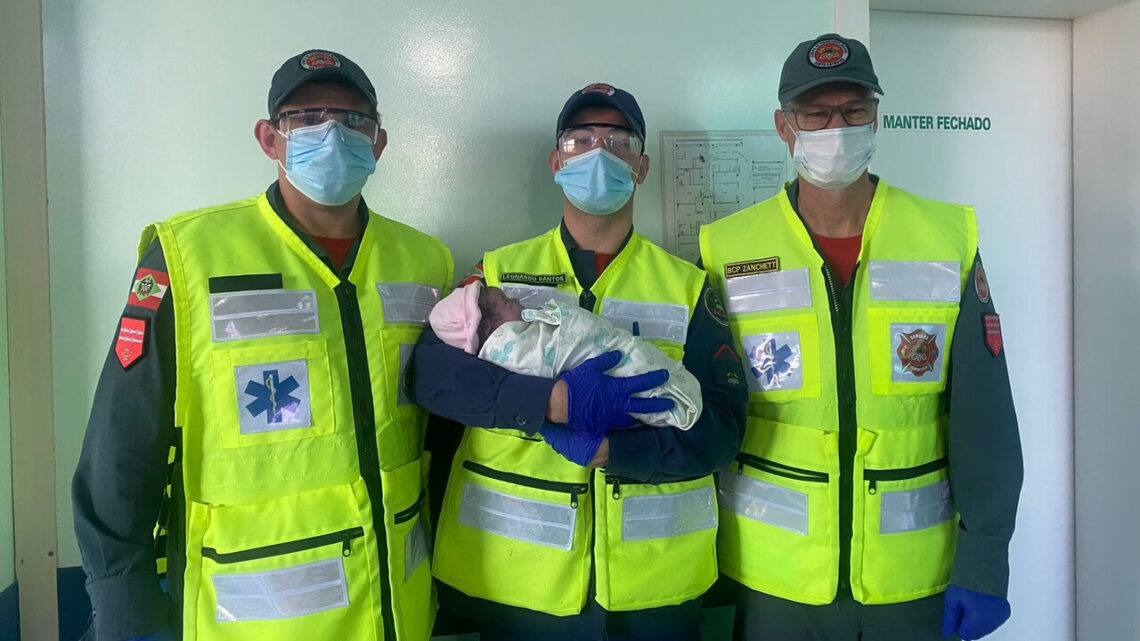 Mãe tem parto de emergência e bebê nasce em ambulância dos bombeiros de SC Mãe tem parto de emergência e bebê nasce em ambulância dos bombeiros de SC