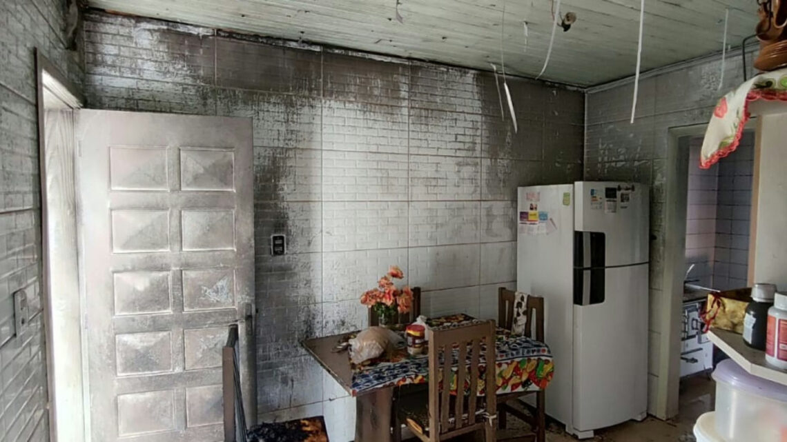 Moradores controlam incêndio na cozinha com mangueira de jardim em SC Moradores controlam incêndio na cozinha com mangueira de jardim em SC
