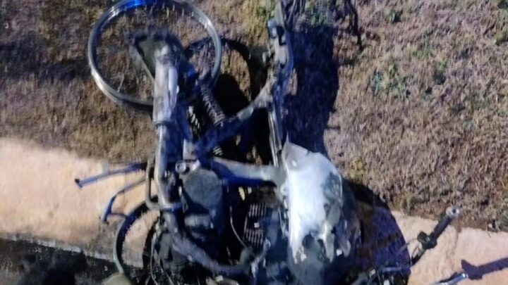 Motocicleta pega fogo após colisão e condutor fica inconsciente em Chapecó