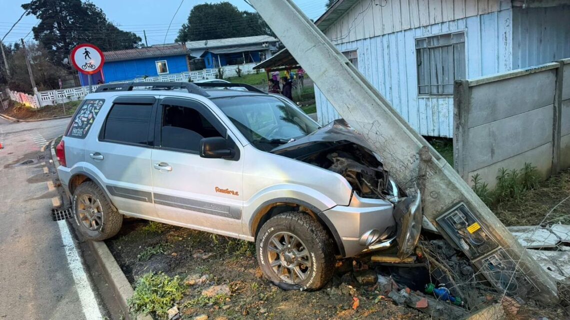 Mulher e criança ficam feridas após colisão contra poste em Canoinhas Mulher e criança ficam feridas após colisão contra poste em Canoinhas