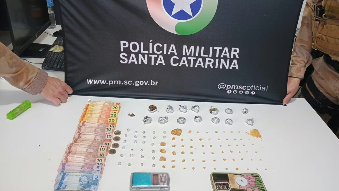 Mulher é presa vendendo drogas junto dos quatro filhos em SC