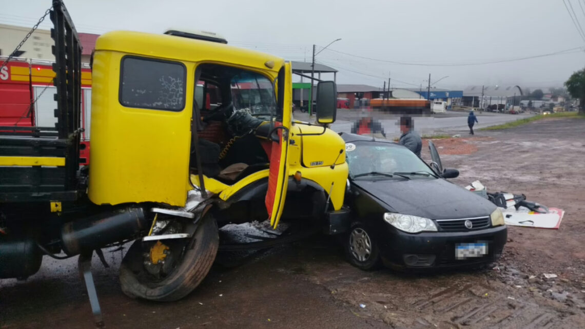 Mulher fica ferida em colisão com caminhão na SC-155 Mulher fica ferida em colisão com caminhão na SC-155