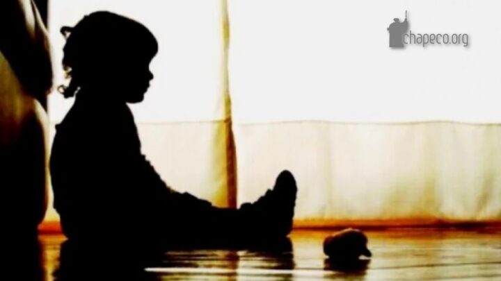 PM encontra crianças sozinhas em casa; mãe é conduzida à delegacia