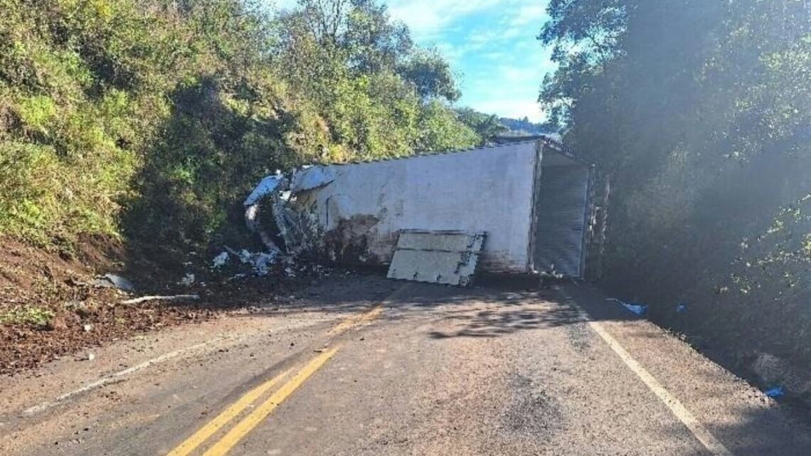 Caminhão fica destruído e motorista sai ileso após acidente em pequena cidade de SC Caminhão fica destruído e motorista sai ileso após acidente em pequena cidade de SC