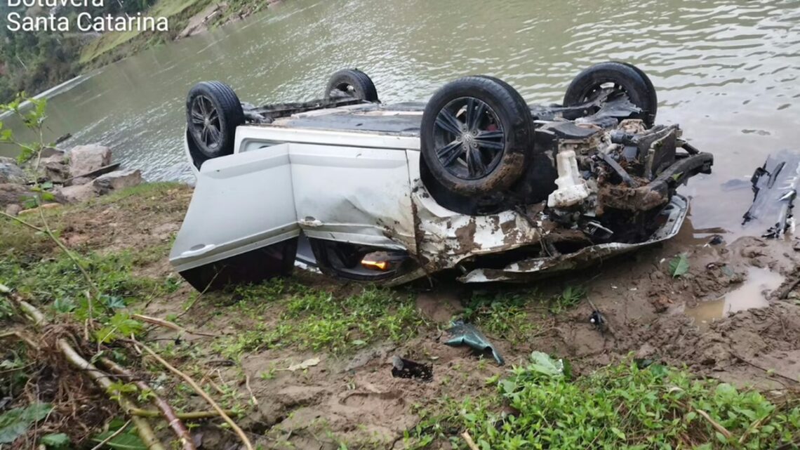 Carro capota com mulher e criança e para às margens de rio em SC