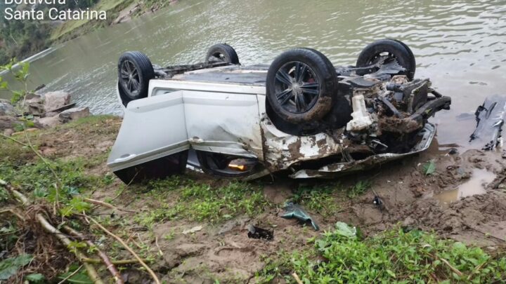 Carro capota com mulher e criança e para às margens de rio em SC