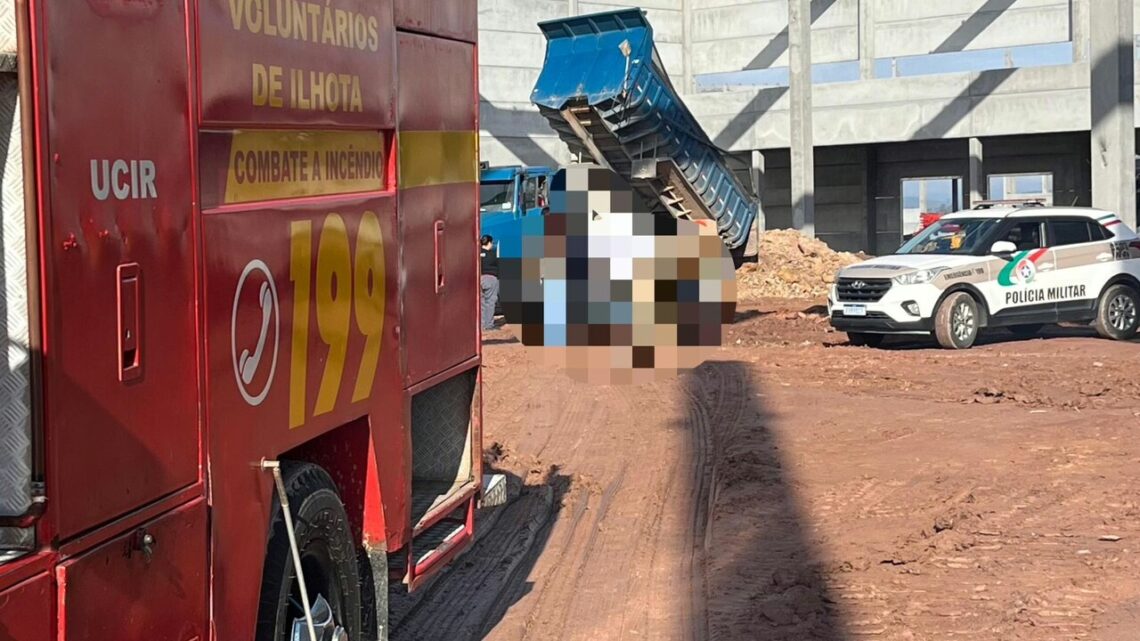Caminhão em marcha ré atropela e mata homem durante manobra em SC Caminhão em marcha ré atropela e mata homem durante manobra em SC