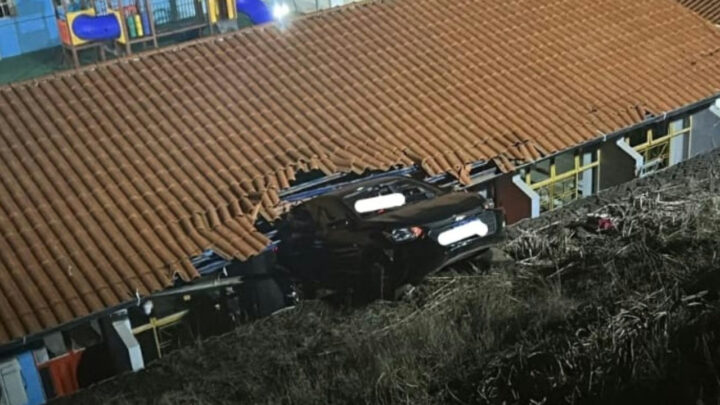 Idosa de 73 anos é salva pelos bombeiros após carro sair da pista
