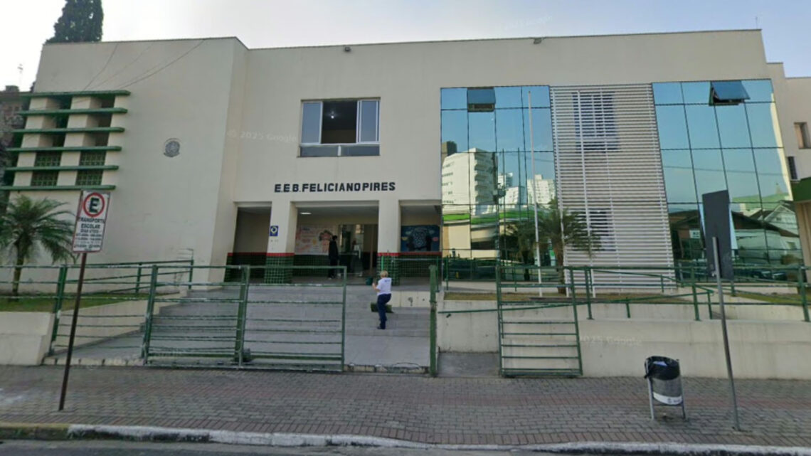 Criança saca faca em escola de SC e afirma: ‘esse lugar é um hospício’ Criança saca faca em escola de SC e afirma: ‘esse lugar é um hospício’