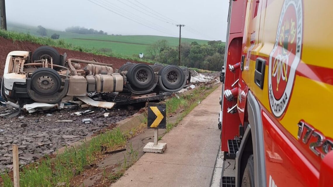 Motorista fica ferido após caminhão capotar e ficar destruído em rodovia de SC Motorista fica ferido após caminhão capotar e ficar destruído em rodovia de SC