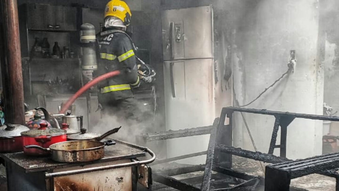 Incêndio atinge residência no Oeste de SC; moradora é encaminhada ao hospital Incêndio atinge residência no Oeste de SC; moradora é encaminhada ao hospital