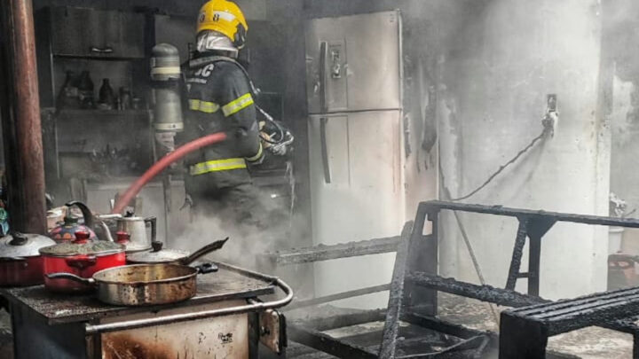 Incêndio atinge residência no Oeste de SC; moradora é encaminhada ao hospital