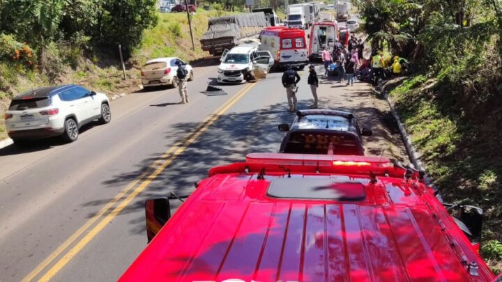 Sete pessoas ficam feridas em colisão frontal entre três veículos na BR-282 em SC; veja imagens