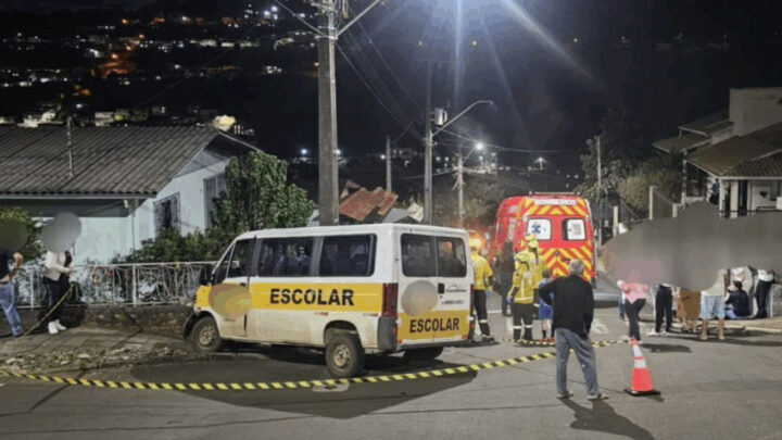 Oito crianças ficam feridas após acidente com van escolar em SC; veja imagens