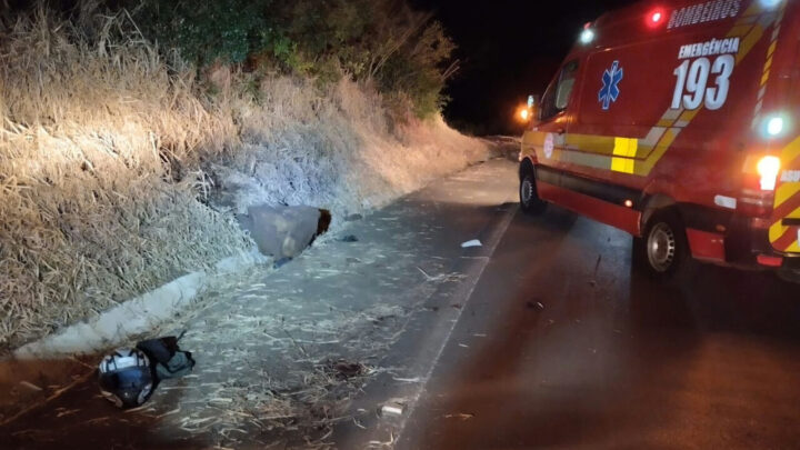 Motociclista bate em barranco em morre em rodovia de SC