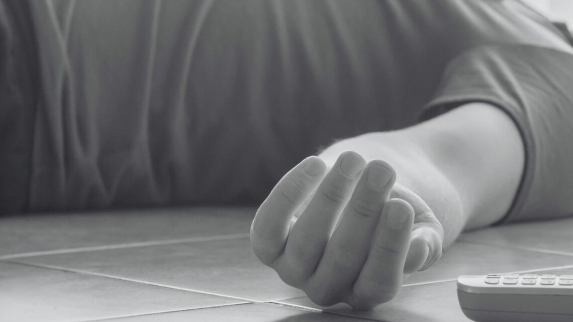 Homem morre ‘esmagado’ após mulher de 100 kg cair sobre ele; entenda