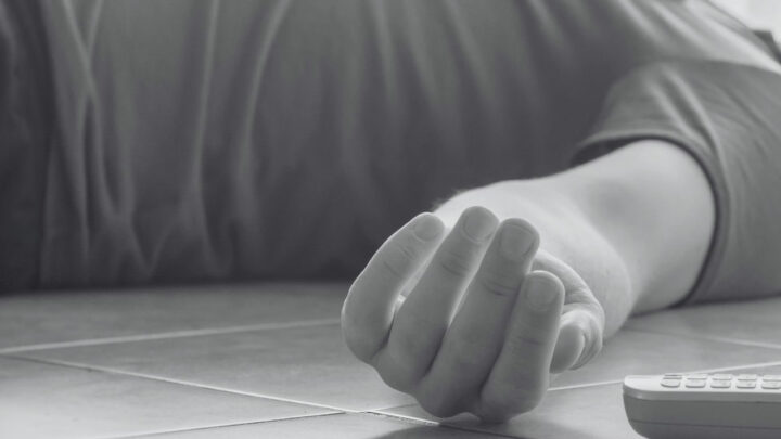 Homem morre ‘esmagado’ após mulher de 100 kg cair sobre ele; entenda