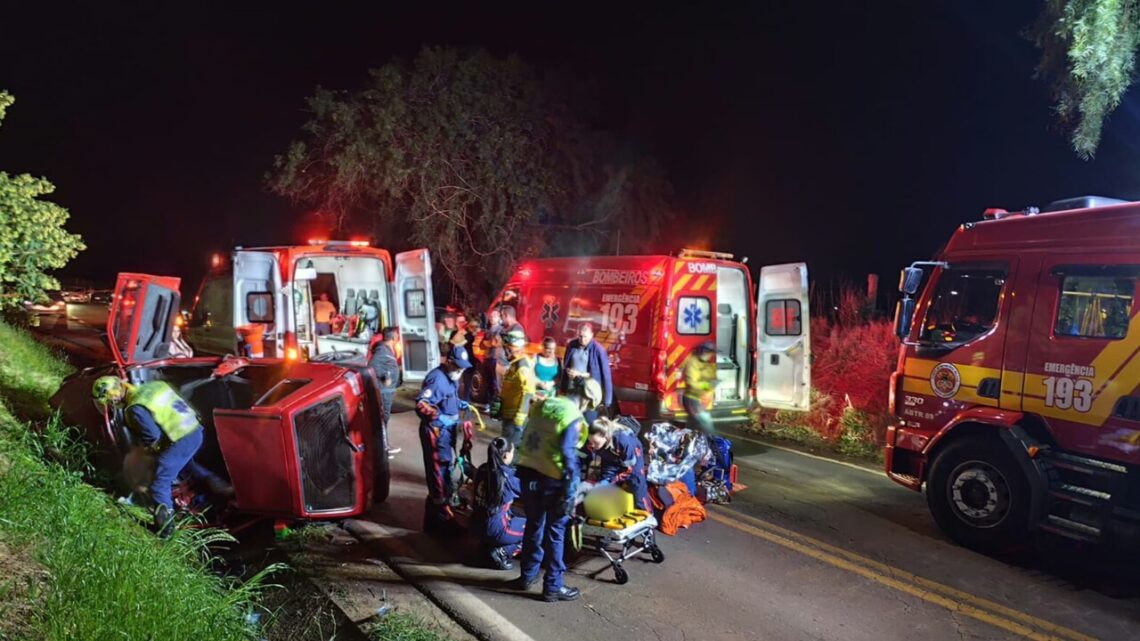 Bombeiros cortam teto de carro para resgatar vítimas de acidente em Chapecó