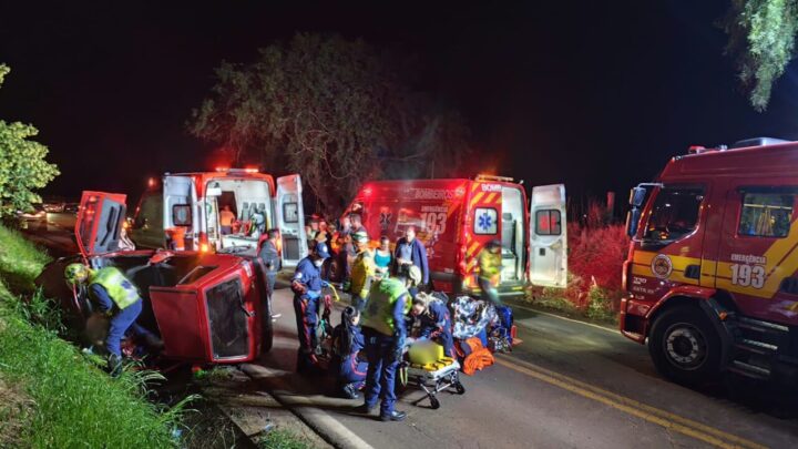Bombeiros cortam teto de carro para resgatar vítimas de acidente em Chapecó