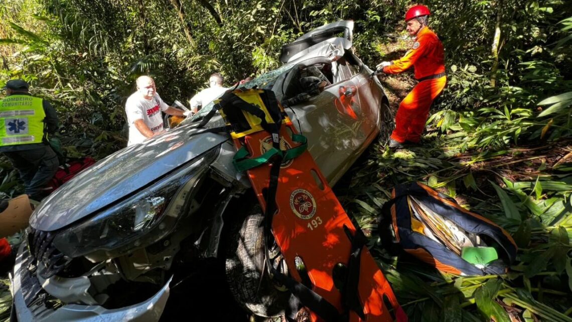 Mãe e filha escapam de acidente grave após carro despencar em ribanceira Mãe e filha escapam de acidente grave após carro despencar em ribanceira