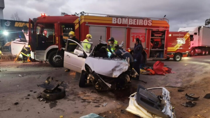 Motorista é retirado das ferragens após acidente com cinco feridos na BR-470