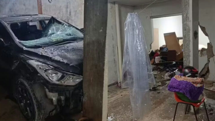 Homem invade casa com carro após esposa negar relação sexual