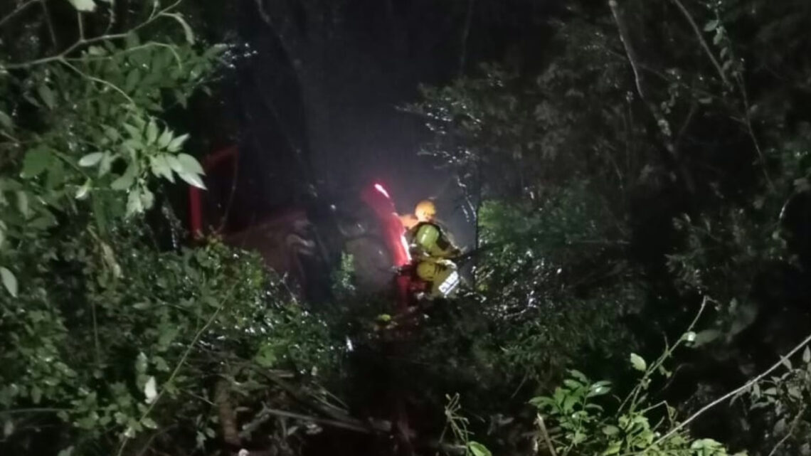 Idoso é resgatado após carro capotar e cair em ribanceira de 30 metros na SC-283