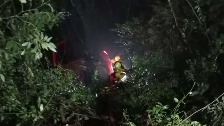Idoso é resgatado após carro capotar e cair em ribanceira de 30 metros na SC-283