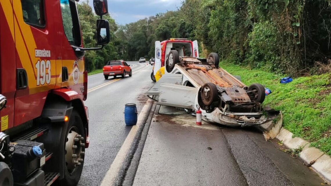 Idosa de 70 anos é salva após carro capotar na BR-282