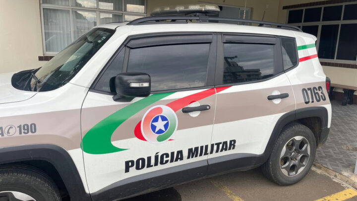 Policiais de folga prendem homem que furtou celular em barbearia de SC