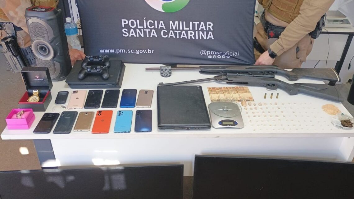 PMSC apreende drogas, armas e produtos de furto no interior de Chapecó