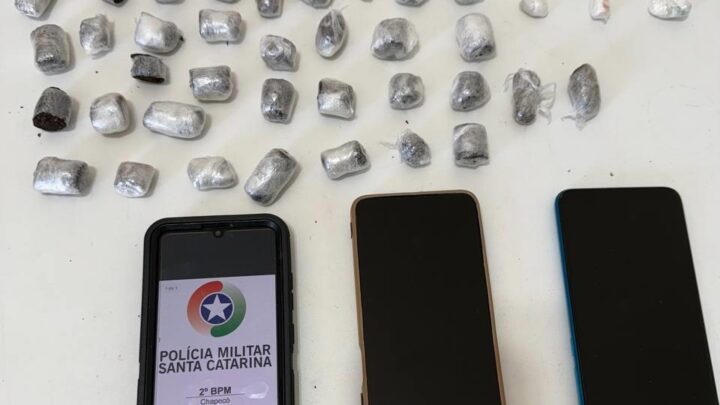 Polícia recupera veículo furtado e prende dois homens por tráfico de drogas em Chapecó