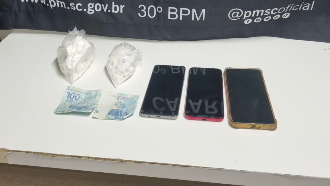 Trio tenta fugir da PM, jogam drogas pela janela, mas acabam presos na BR-282