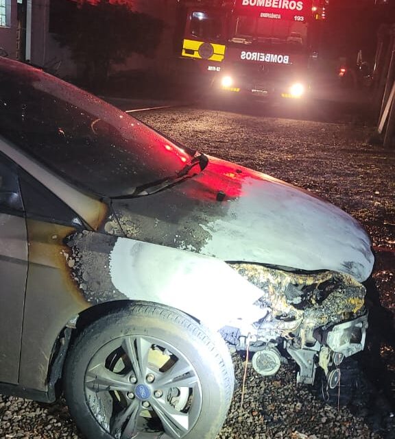 Incêndio atinge veículo em garagem no centro de Guaraciaba Incêndio atinge veículo em garagem no centro de Guaraciaba