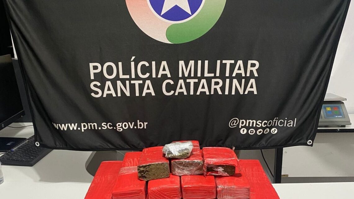 PMSC apreende aproximadamente 15 kg de maconha durante operação em Chapecó PMSC apreende aproximadamente 15 kg de maconha durante operação em Chapecó