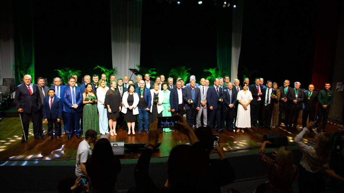Câmara homenageia 21 cidadãos com a Medalha “O Desbravador” nos 108 anos de Chapecó