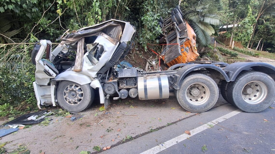 Motorista morre em acidente na SC-110 em Jaraguá do Sul; veja as imagens Motorista morre em acidente na SC-110 em Jaraguá do Sul; veja as imagens