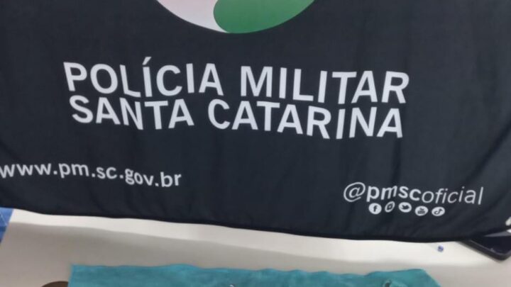Polícia Militar recupera veículo furtado e apreende arma de fogo em Herval d’Oeste