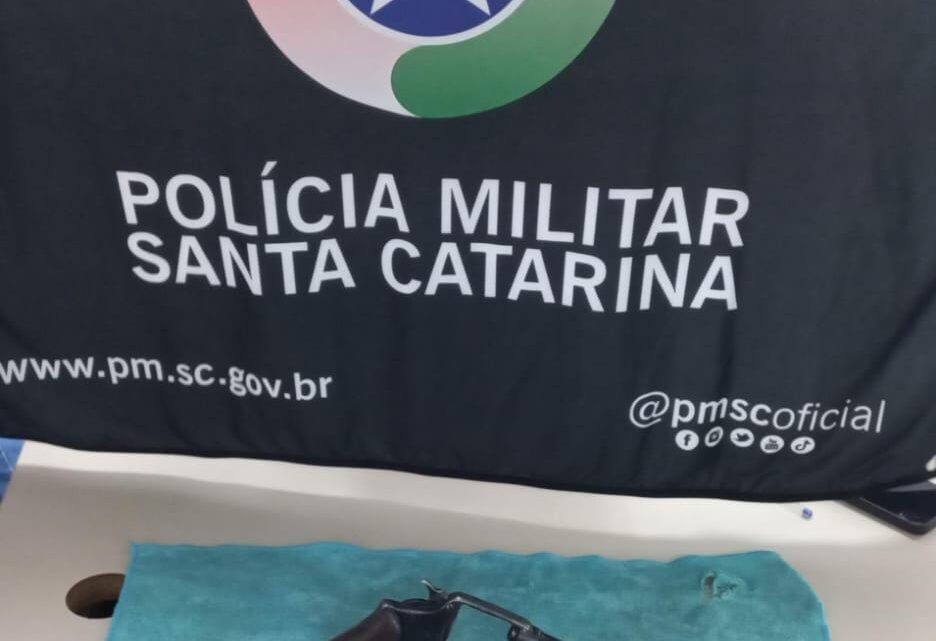 Polícia Militar recupera veículo furtado e apreende arma de fogo em Herval d’Oeste