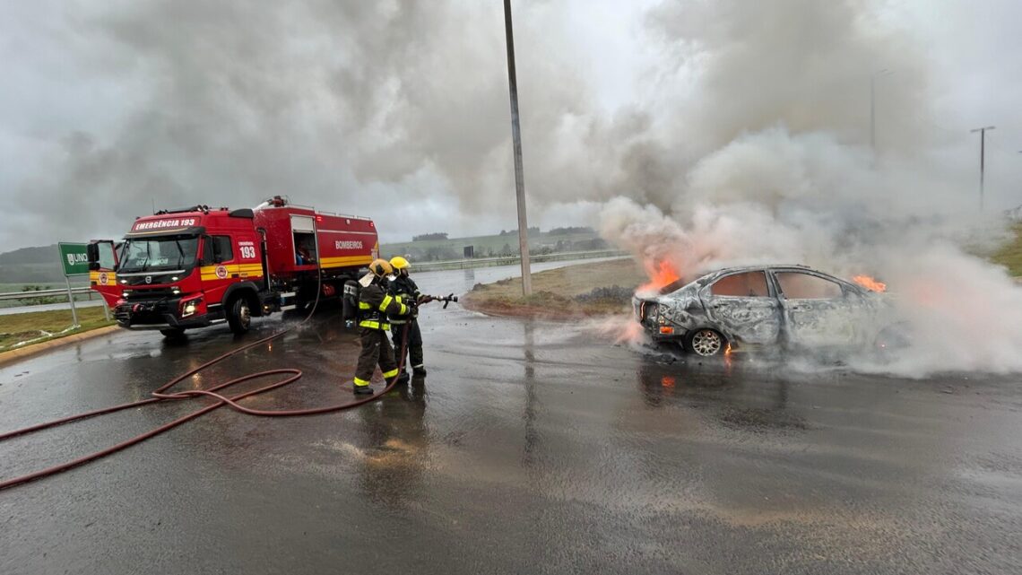 Automóvel fica destruído ao pegar fogo em Chapecó Automóvel fica destruído ao pegar fogo em Chapecó