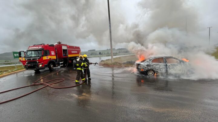 Automóvel fica destruído ao pegar fogo em Chapecó
